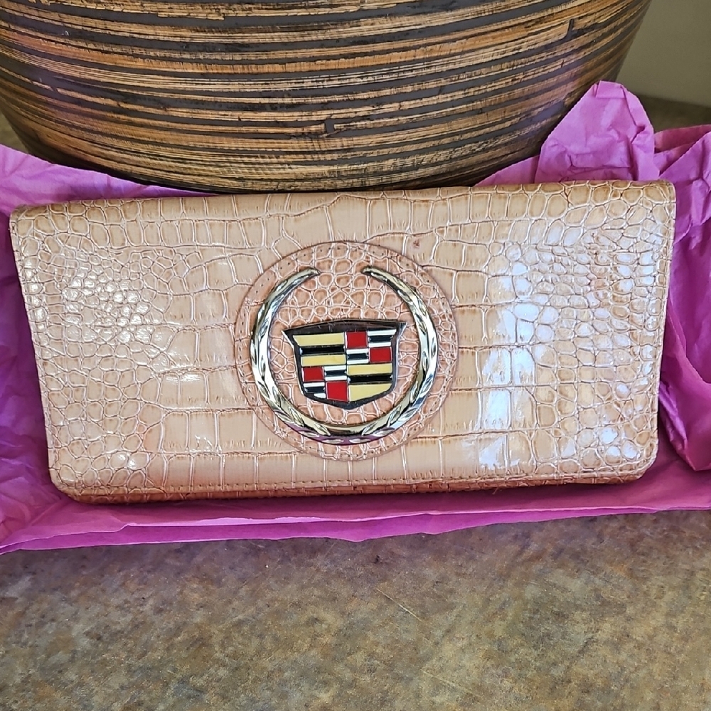 Elegant Beige Crocodile Pattern Wallet